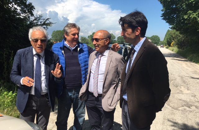 Nella foto, da sinistra: gli assessori Manarini, Foresi, Rossi e Astolfi durante il sopralluogo in via Saline