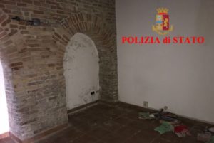 L'interno della sede fatiscente della Consulting srl di Ancona
