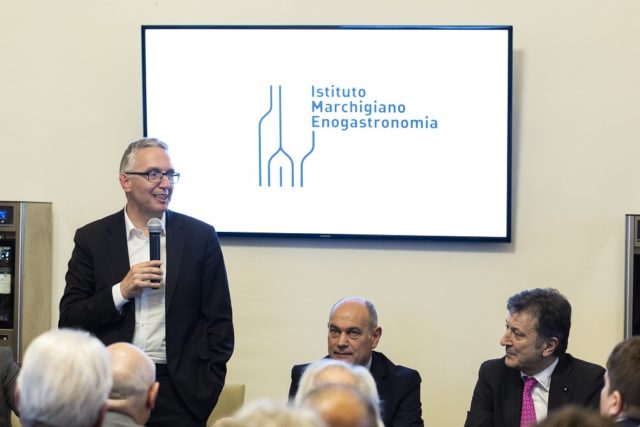 Nella foto il Governatore Luca Ceriscioli durante il suo intervento, il sindaco di Jesi Massimo Bacci, il Vice Presidente Istituto Marchigiano di Enogastronomia Antonio Centocanti