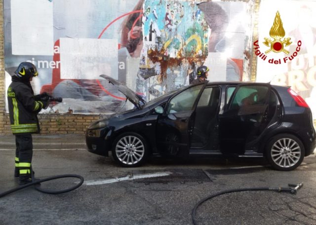 I vigili del fuoco con l'auto in via XXV Aprile ad Ancona