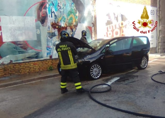 L'intervento dei vigili del fuoco sull'auto