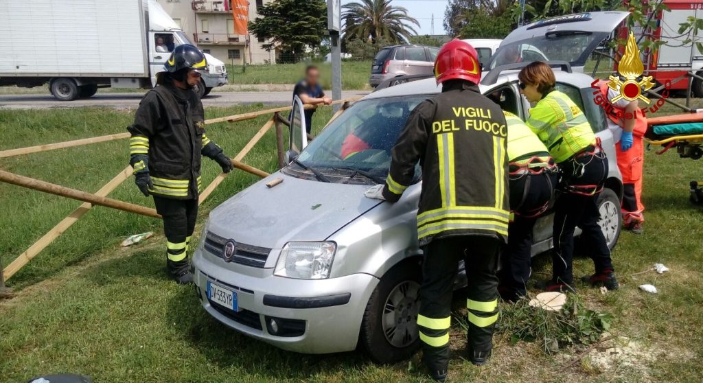 L'intervento dei vigili del fuoco durante l'incidente del 2 maggio scorso al parco giochi tra le vie Manzoni e Fregosi