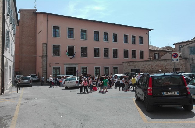 Gli studenti evacuati fuori dalla "Bruno da Osimo" in pieno centro storico