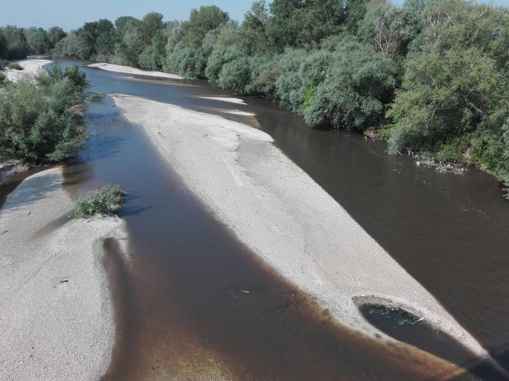 Il fiume Esino marrone