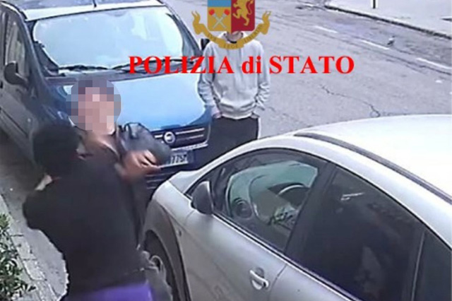 Il ragazzo dominicano e la sua vittima ripreso dalle telecamere