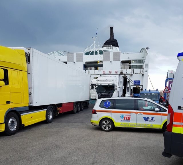 L'arrivo dei soccorsi al porto (foto pubblicata su Facebook da Renzo Ruti) L'arrivo dei soccorsi al porto (foto pubblicata su Facebook da Renzo Ruti)