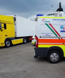 L'ambulanza della Croce Gialla di Falconara (foto pubblicata su Facebook da Renzo Ruti)