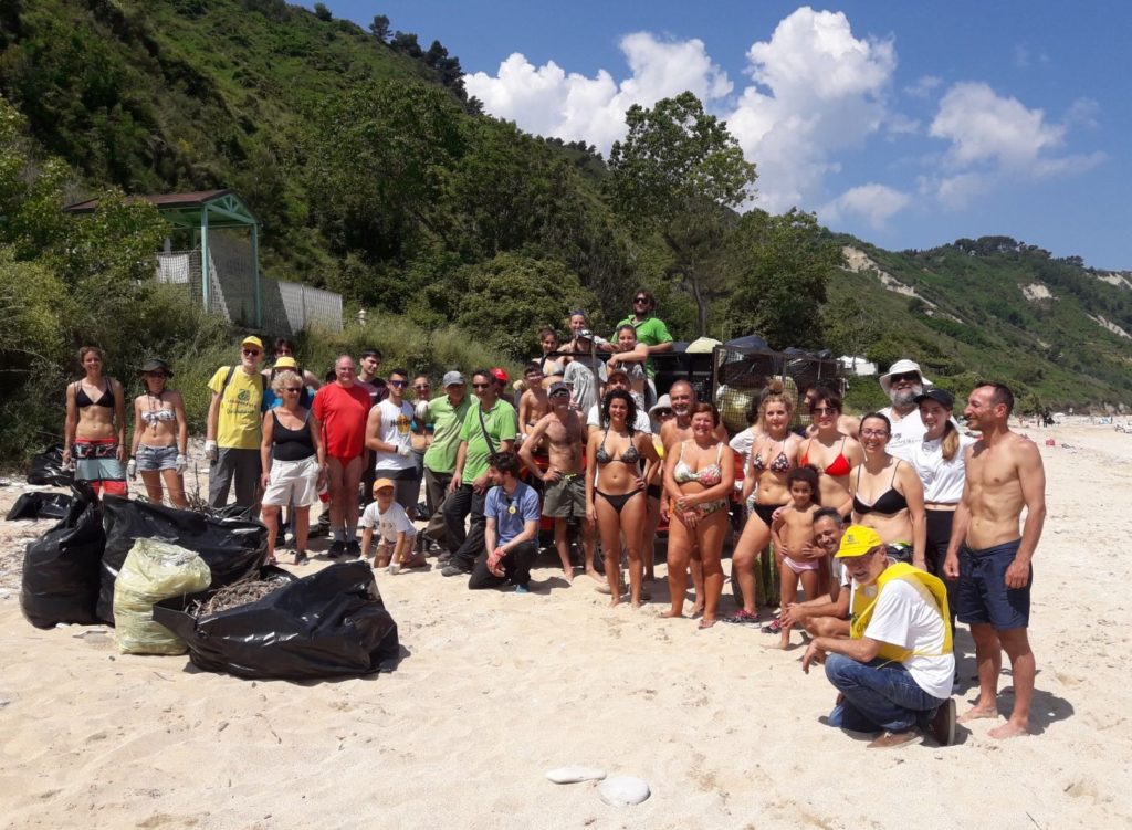 Cittadini e comitato dopo la pulizia della spiaggia di Mezzavalle