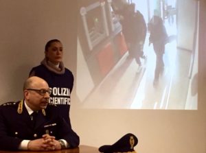 L'ingresso in banca dei due arrestati nell'immagine proiettata nel corso della conferenza stampa in Questura lo scorso 21 dicembre