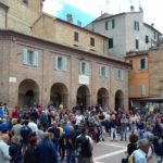 Tutti in piazza a Filottrano in attesa dei ciclisti