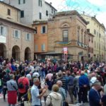 Piazza Mazzini a Filottrano gremita in attesa della carovana del giro