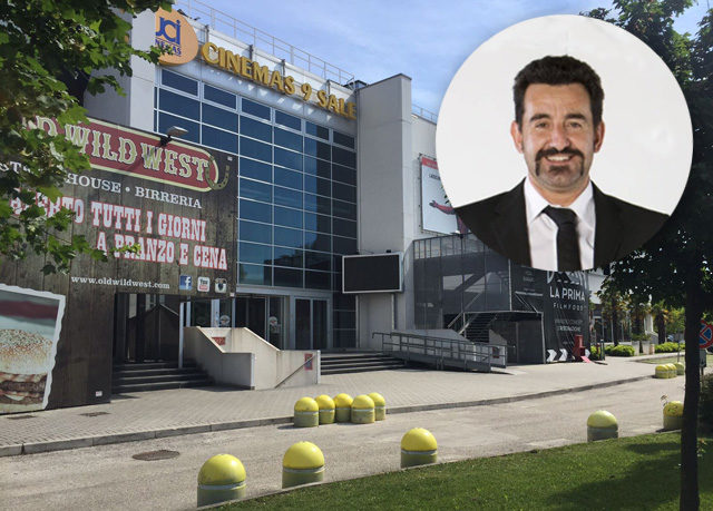 PelazzaUci cinema Ancona L'ingresso dell'Uci cinema (nell'ovale l'inviato de Le Iene Luigi Pelazza)