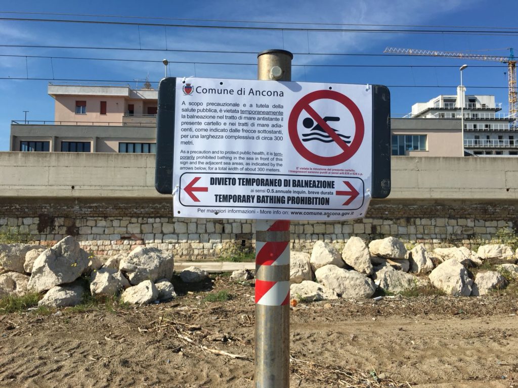 Un cartello con il divieto di balneazione a Palombina