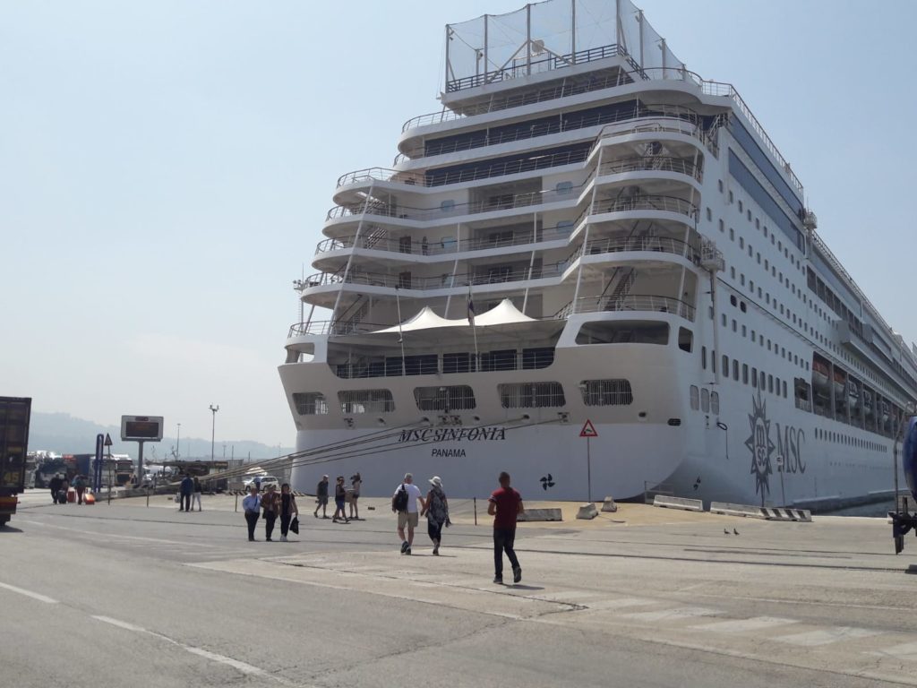 La nave della compagnia Msc Crociere nel porto di Ancona