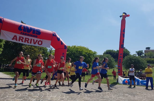 La partenza di una "manche" femminile del Trofeo Avis tra le scuole medie di Fabriano