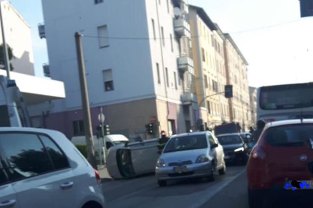 L'auto inclinata in via Cristoforo Colombo dopo lo schianto