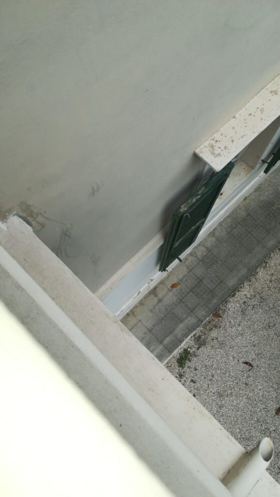 Le impronte lasciate dai ladri sul muro per arrampicarsi sino al balcone