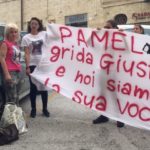 A sinistra, Alessandra Verni, la mamma di Pamela Mastropietro