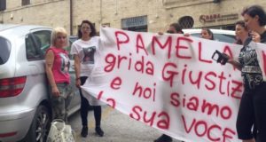 A sinistra, Alessandra Verni, la mamma di Pamela Mastropietro