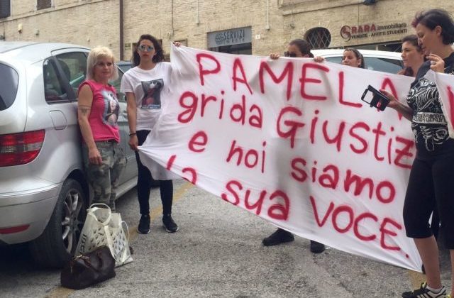A sinistra, Alessandra Verni, la mamma di Pamela Mastropietro A sinistra, Alessandra Verni, la mamma di Pamela Mastropietro