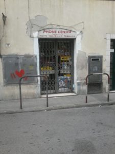 Il negozio chiuso questa mattina dalla polizia