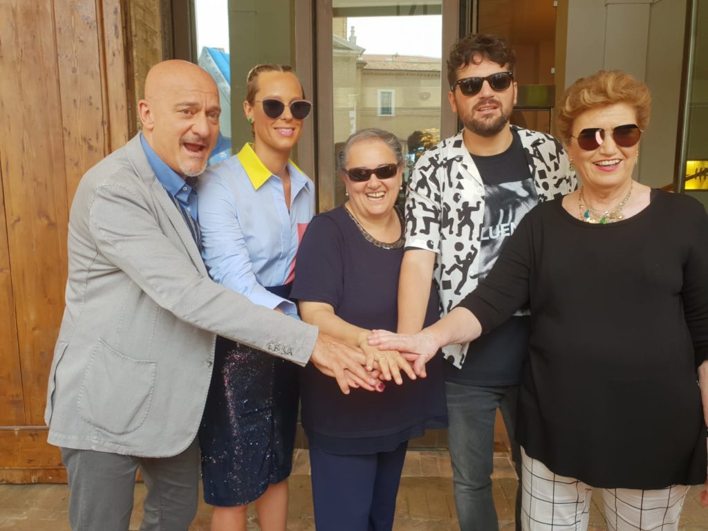 La foto ricordo: da sin. Claudio Bisio, Federica Pellegrini, Valeria Mancinelli, Frank Matano, Mara Maionchi