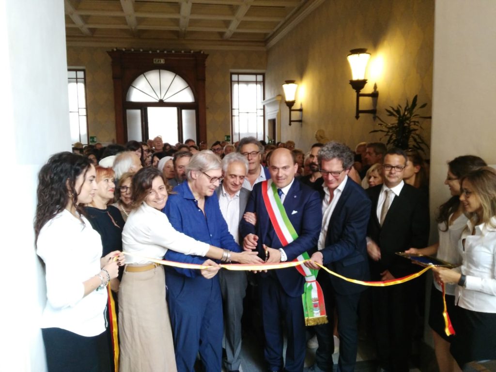 Il taglio del nastro della mostra. Accanto a Vittorio Sgarbi, il sindaco Simone Pugnaloni e la fondazione De Chirico e Metamorfosi