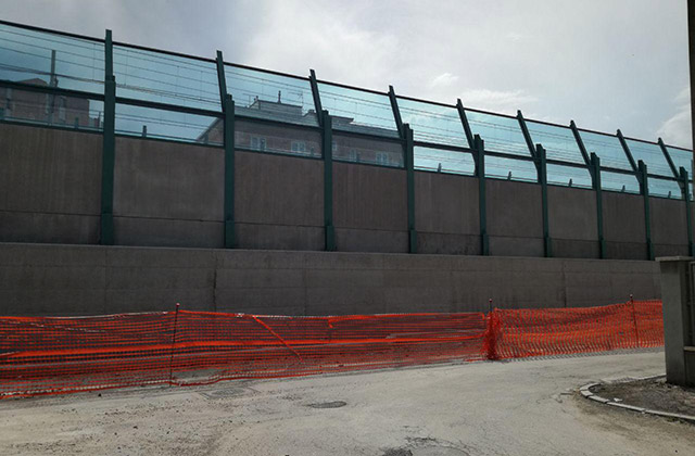 Il cantiere in via Perugia, a Senigallia, per l'installazione delle barriere antirumore