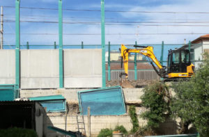 Il cantiere in via Perugia, a Senigallia, per l'installazione delle barriere antirumore