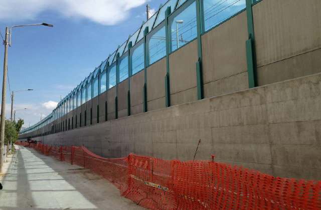 Il cantiere in via Perugia, a Senigallia, per l'installazione delle barriere antirumore