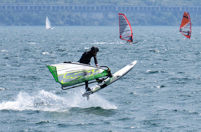 Eugenio Marconi impegnato nel windsurf freestyle