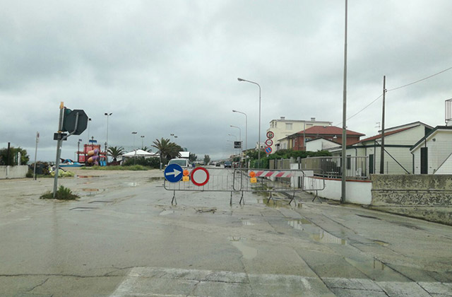 Il lungomare A.Buglioni a Marina di Montemarciano chiuso per la pioggia e il maltempo. Foto di L.Mengucci