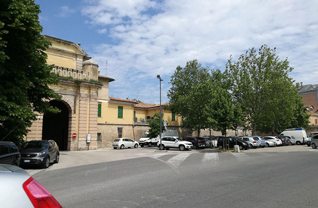 Il parcheggio nell'area dell'ex Pesa pubblica e sulla sinistra Porta Mazzini
