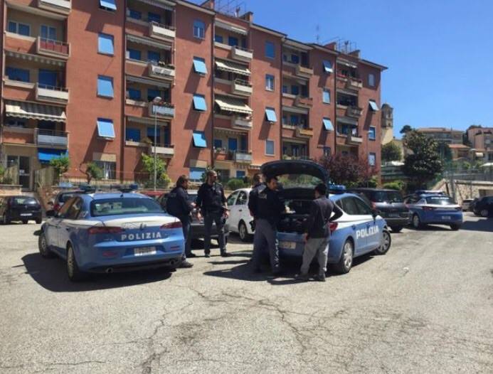 La polizia in via Camerano dopo la rapina alla ex maestra (foto: Marina Verdenelli)