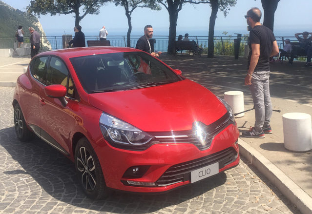 La Renault Clio protagonista dello spot nella piazzetta di Sirolo