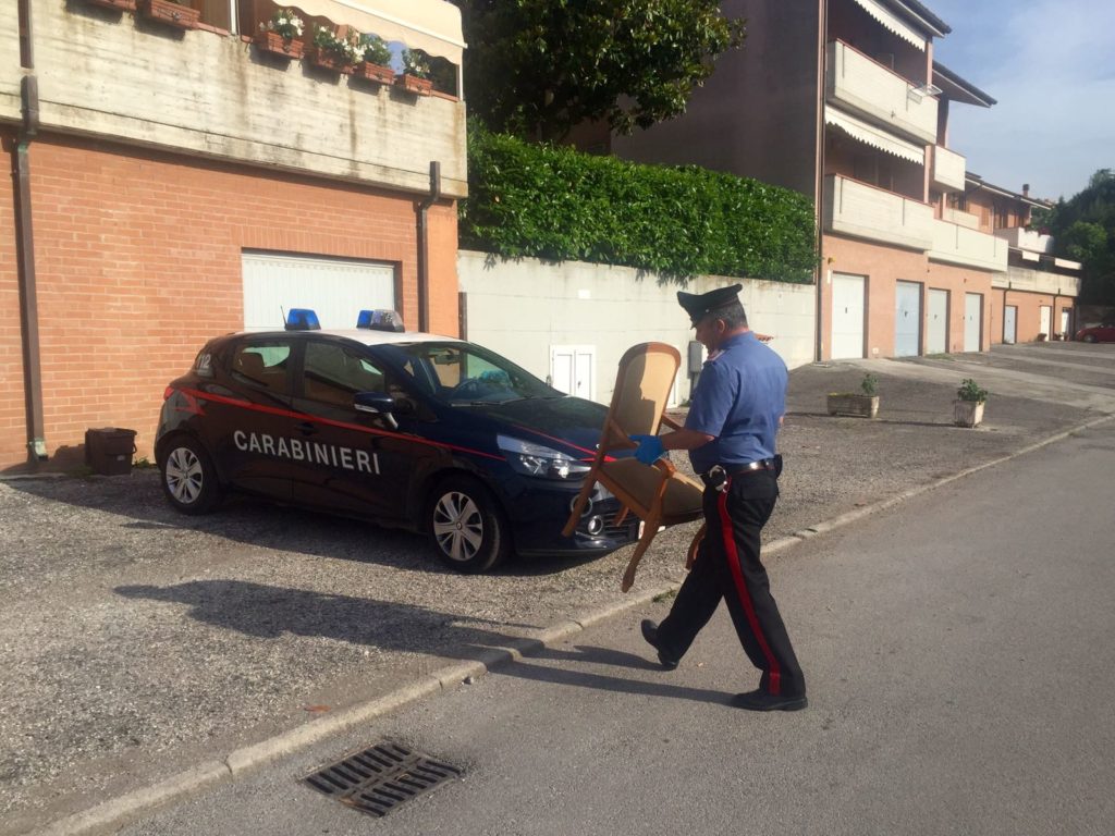 La sedia sequestrata dai carabinieri