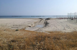 Uno dei fossi comunali che sfociano sulla spiaggia di Senigallia