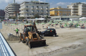 Lavori sulla spiaggia di Senigallia