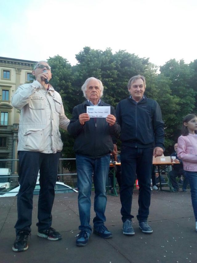 Il vincitore della tombola, Giorgio Moretti con il presidente della Croce Gialla Alberto Caporalini (a sinistra)
