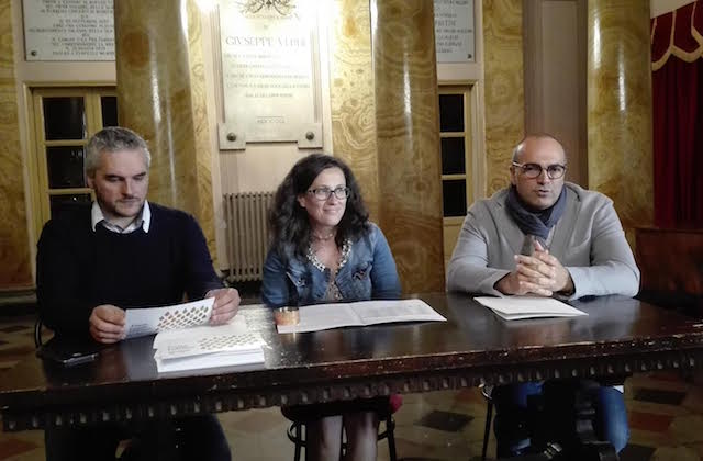 Il sindaco Gabriele Santarelli, l'assessore alla cultura Ilaria Venanzoni e il direttore dell'Amat Gilberto Santini al Foyer del teatro Gentile per la presentazione della prossima stagione