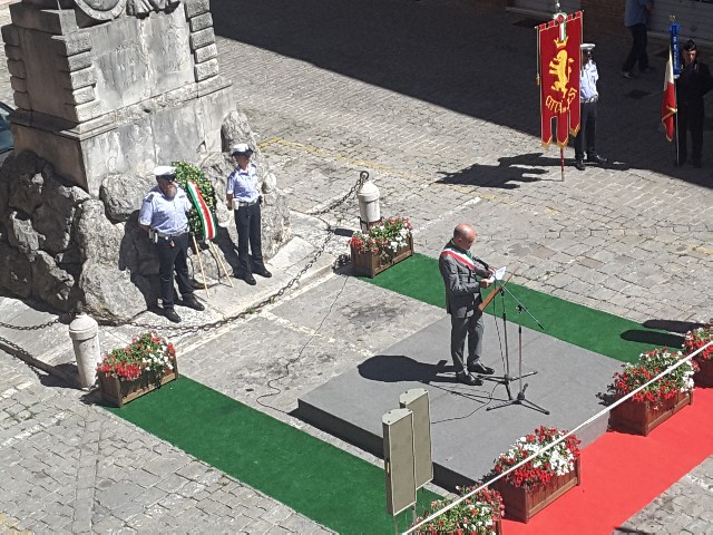 Festa della Repubblica, il sindaco Massimo Bacci mentre pronuncia il suo discorso in piazza Indipendenza