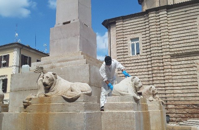 Massimo Ippoliti durante i lavori di pulizia