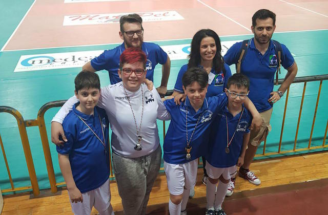I maestri Michele Zanella, Felicita Cetrullo e Filippo Triccoli con - da sinistra - Mattia Brusati, Samuele Todisco, Manuel Conti e Darius Catinca
