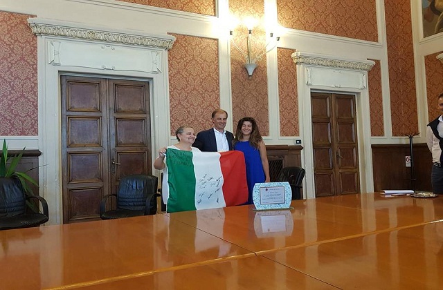La bandiera donata da Rossi al sindaco