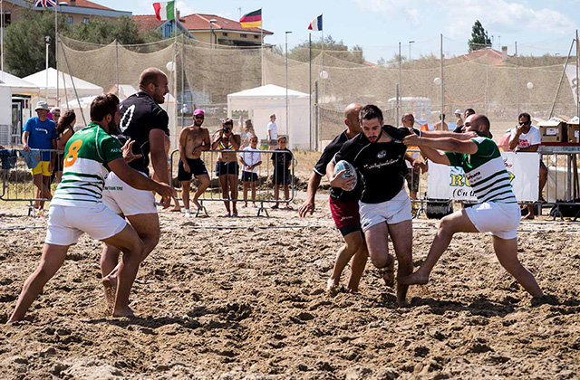 Una competizione di beach rugby a Senigallia durante gli Xmasters