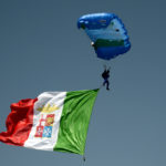 La discesa dei paracadutisti ha dato il via alla solenne cerimonia (Claudio Bugatti Foto F)