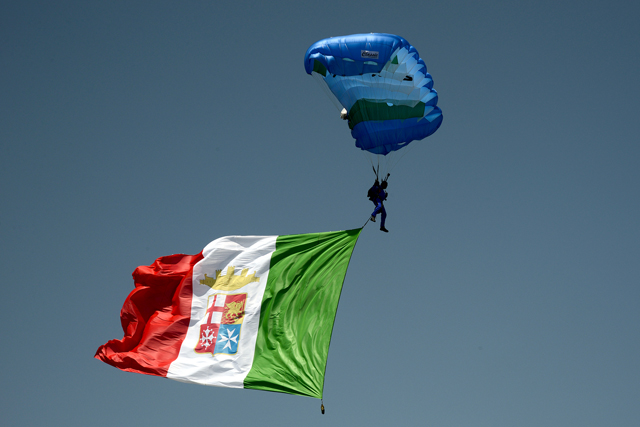 La discesa dei paracadutisti ha dato il via alla solenne cerimonia (Claudio Bugatti Foto F)