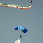 La discesa dei paracadutisti da il via alla cerimonia (Claudio Bugatti Foto F)