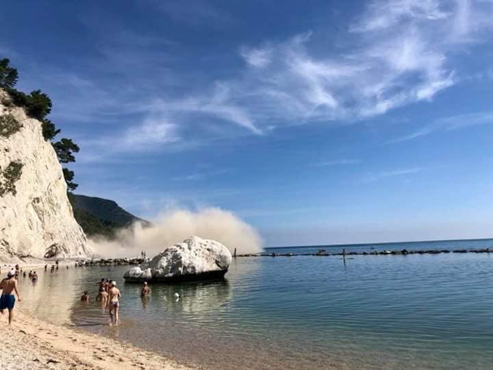 La frana tra Sirolo e Numana (foto condivisa su Facebook da Meteo Gabbia)