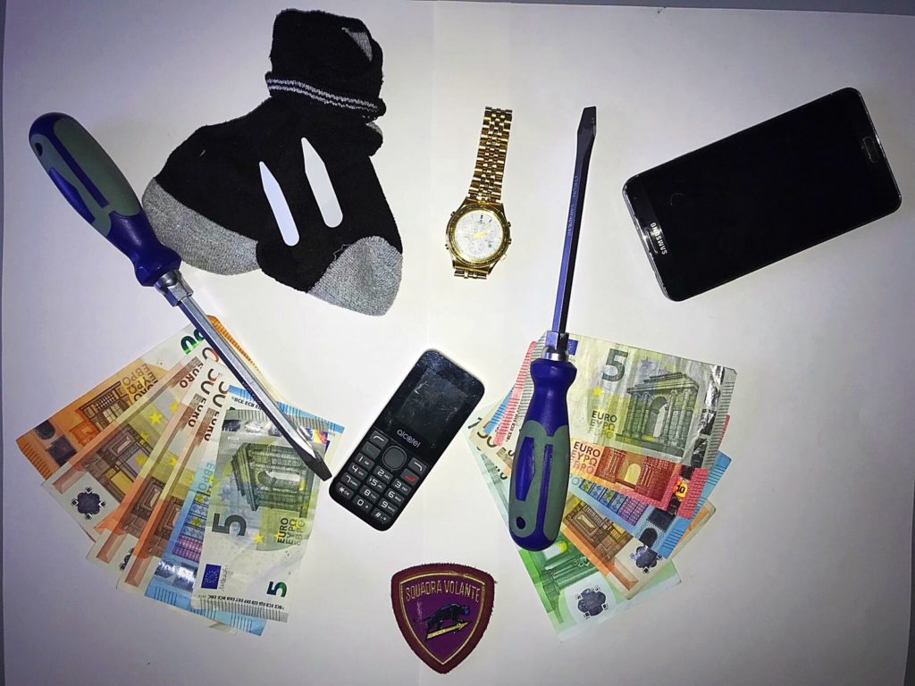 Gli oggetti e i soldi recuperati dalla polizia